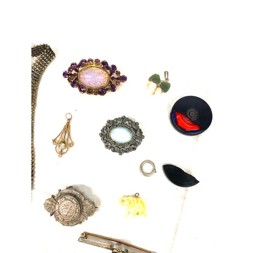 536 - Selection of vintage and later jewellery to include brooches, pendants etc