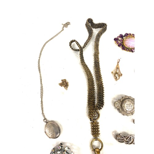 536 - Selection of vintage and later jewellery to include brooches, pendants etc