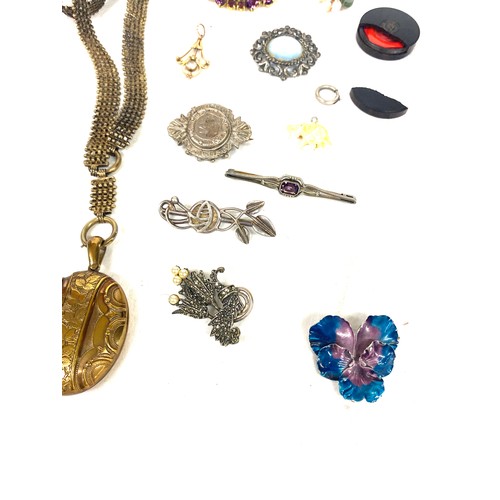 536 - Selection of vintage and later jewellery to include brooches, pendants etc