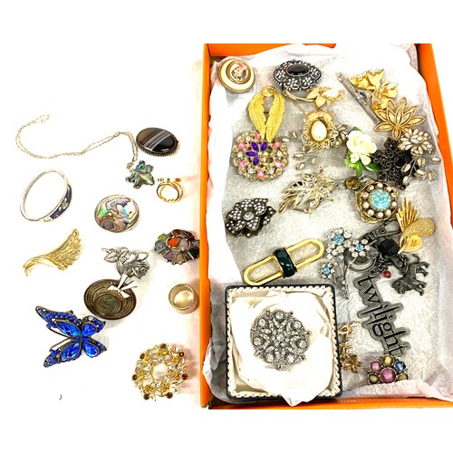 552 - Selection ladies costume jewellery together with some silver brooches