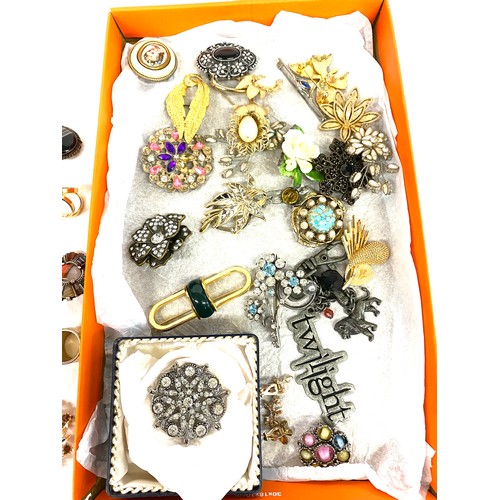 552 - Selection ladies costume jewellery together with some silver brooches