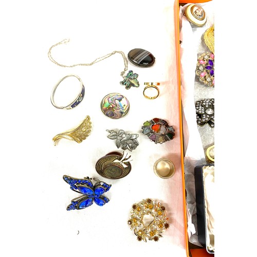 552 - Selection ladies costume jewellery together with some silver brooches