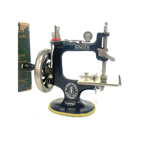 564 - Vintage Singer for the girls sewing machine, with box lid