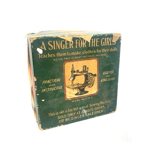 564 - Vintage Singer for the girls sewing machine, with box lid