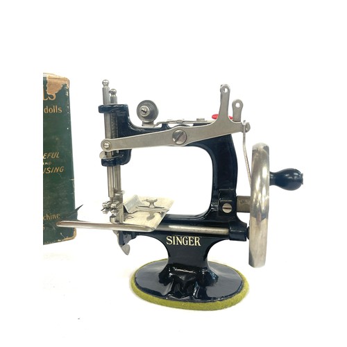 564 - Vintage Singer for the girls sewing machine, with box lid