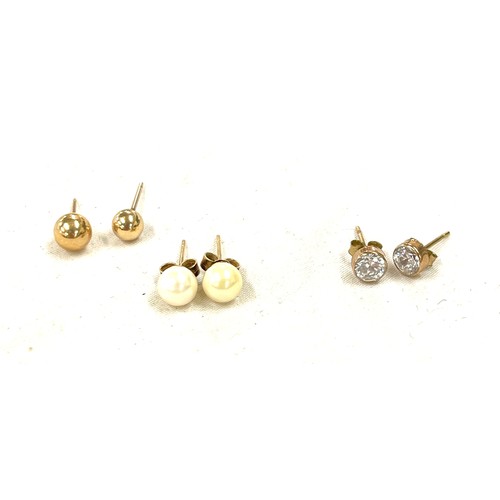 557 - 3 pairs of 9ct gold earrings, includes pearls etc