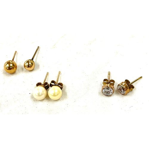 557 - 3 pairs of 9ct gold earrings, includes pearls etc