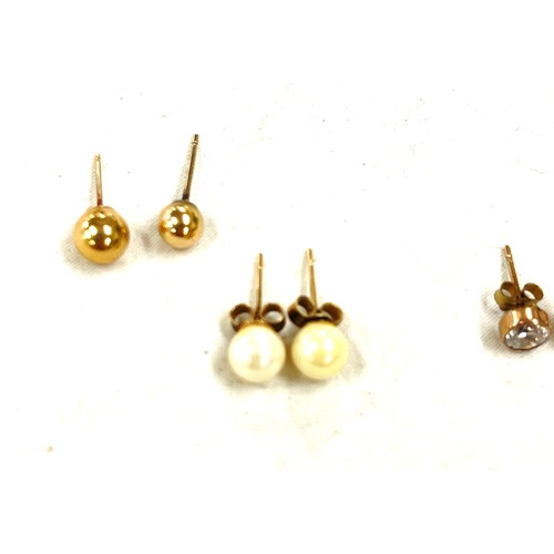 557 - 3 pairs of 9ct gold earrings, includes pearls etc