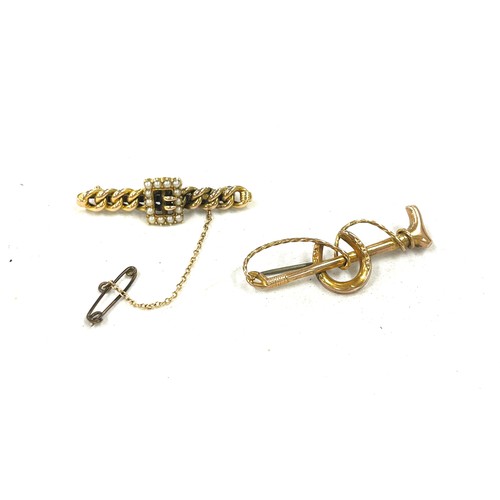 549 - 15ct  buckle brooch (4.9g), 9ct gold riding crop brooch (1.8g)