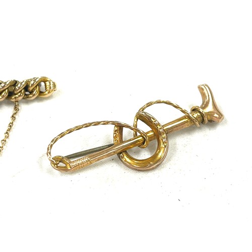 549 - 15ct  buckle brooch (4.9g), 9ct gold riding crop brooch (1.8g)