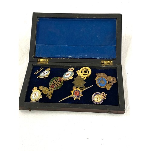 553 - Selection militarian badges and cards