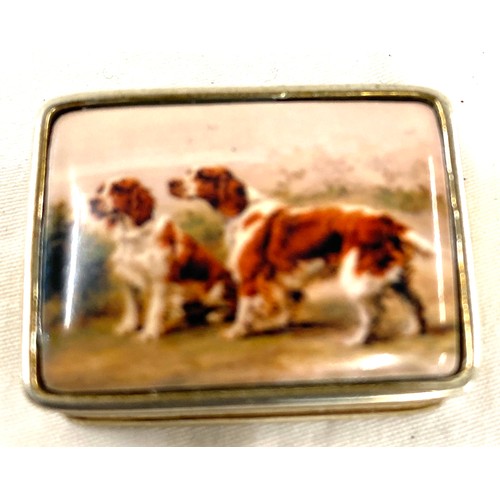 558 - Hallmarked silver vesta case measures 3cm wide by 2.5cm tall