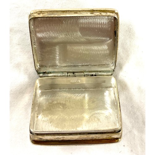 558 - Hallmarked silver vesta case measures 3cm wide by 2.5cm tall