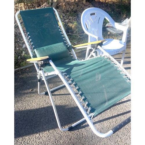 100X - Collapsable garden lounger, 2 plastic chairs