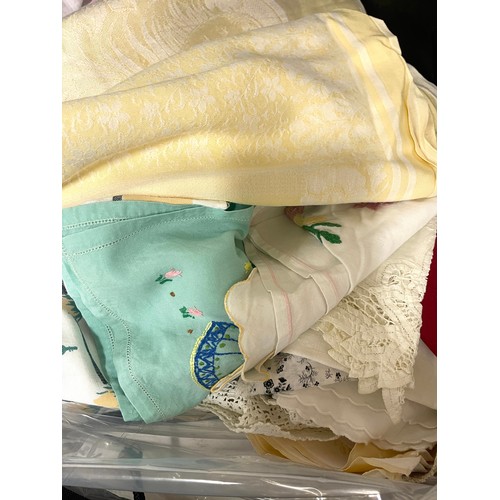 174 - Selection of vintage table clothes etc