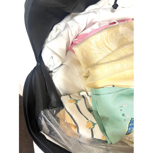 174 - Selection of vintage table clothes etc