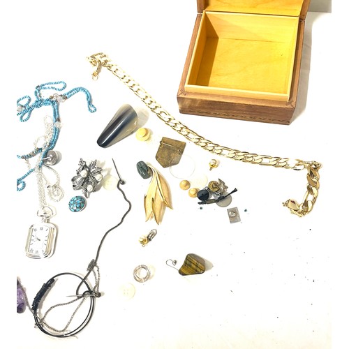 547 - Selection of costume jewellery in a vintage cash silk box