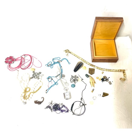 547 - Selection of costume jewellery in a vintage cash silk box