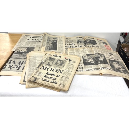 157 - Moon landing newspapers