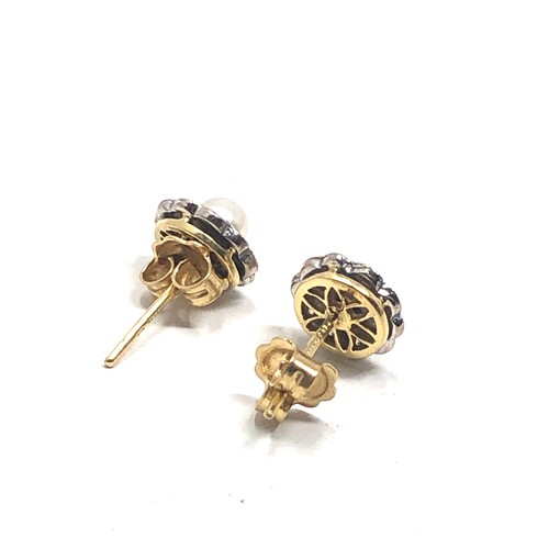 172 - Fine pair of antique 18 carat gold  stud earrings; finely made, measure  Faces  9.8 mm diameter, pea... 