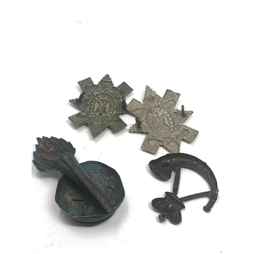 422 - 4 victorian military badges