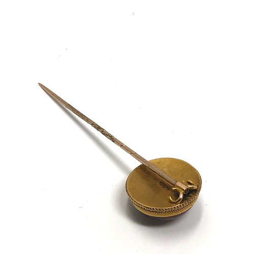 88 - An antique 15ct gold essex crystal stickpin set with a hand carved Essex crystal reverse-painted hig... 