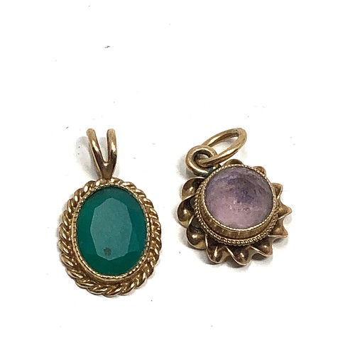 85 - 2 small x 9ct gold vintage stone set pendants inc. Chrysoprase & amethyst (1.7g)