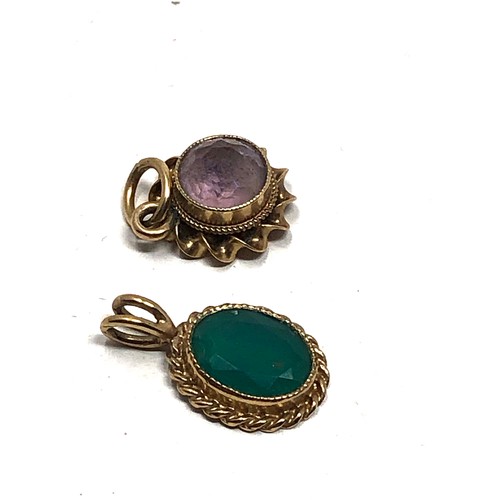 85 - 2 small x 9ct gold vintage stone set pendants inc. Chrysoprase & amethyst (1.7g)