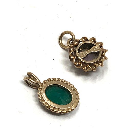 85 - 2 small x 9ct gold vintage stone set pendants inc. Chrysoprase & amethyst (1.7g)