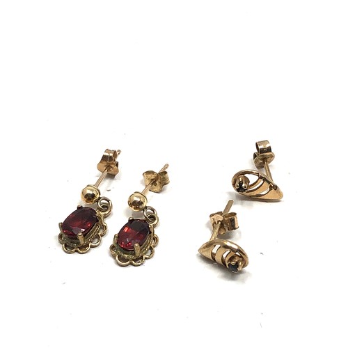 87 - 2 x 9ct gold vintage gemstone paired drop and stud earrings inc. Sapphire & garnet (1.6g)