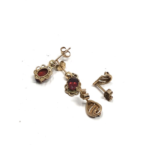 87 - 2 x 9ct gold vintage gemstone paired drop and stud earrings inc. Sapphire & garnet (1.6g)