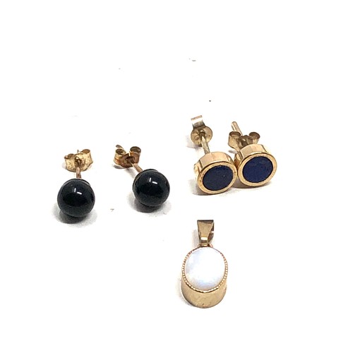 86 - 3 x 9ct gold vintage gemstone paired stud earrings & pendant inc. Lapis lazuli, onyx and opal (1.8g)