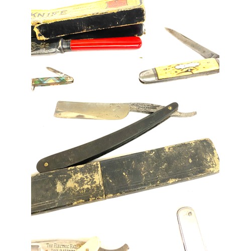 33 - Tray of miscellaneous includes cut throat razors, pocket knife, silver rimmed cake knife etc