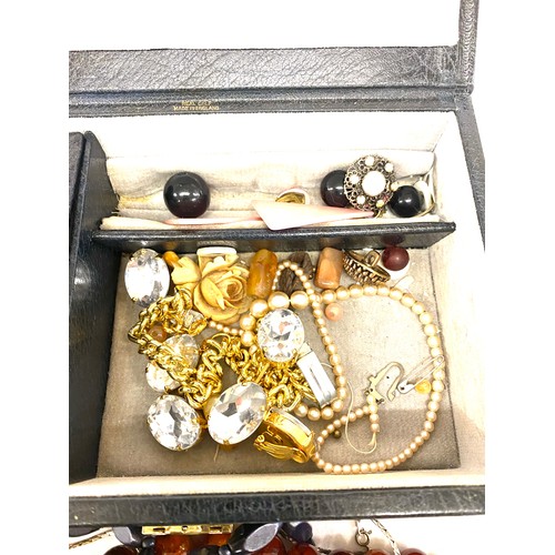 87 - Selection of assorted costume jewellery