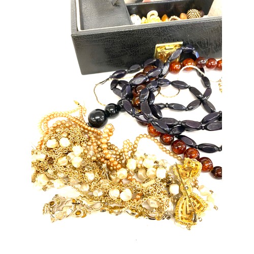 87 - Selection of assorted costume jewellery