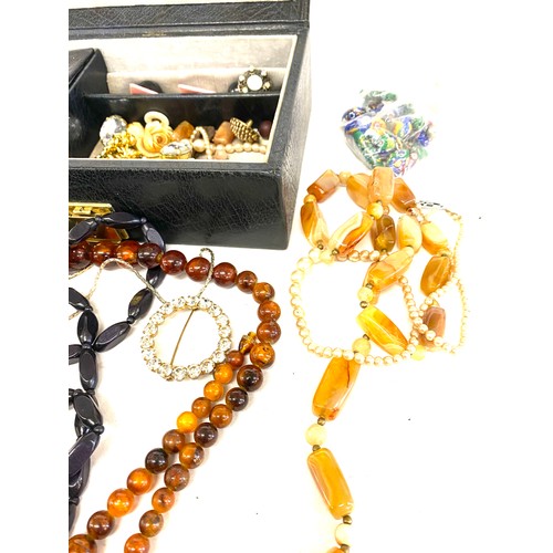 87 - Selection of assorted costume jewellery