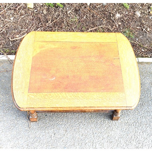 536 - Vintage oak coffee table, approximate measurements: Height: 17.5 inches, Width 26 inches, Depth 18 i... 