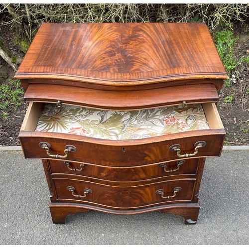 550 - Mahogany bow front chest, approximate measurements: Height 31.5 inches, Width 27 inches, Depth 19 in... 