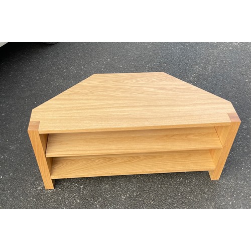 513 - Oak modern corner tv unit, approximate measurements:  length 110cm