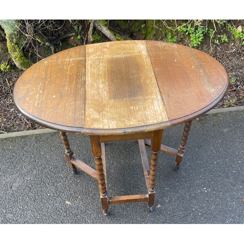 520 - Small oak barley twist gateleg table, approximate measurements: Height 75cm, Width 60cm, Depth 31 cm