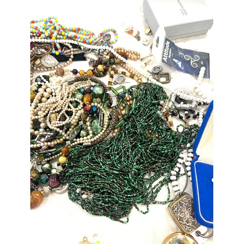 559 - Large selection of costume jewellery to include necklaces, bracelets etc