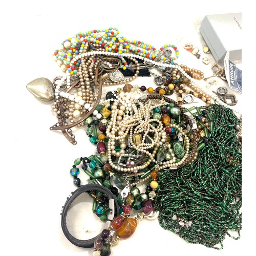 559 - Large selection of costume jewellery to include necklaces, bracelets etc