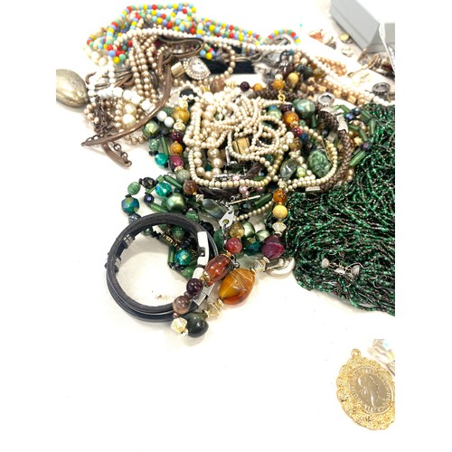 559 - Large selection of costume jewellery to include necklaces, bracelets etc