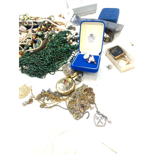 559 - Large selection of costume jewellery to include necklaces, bracelets etc