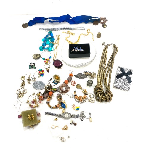 572 - Bag of assorted costume jewellery