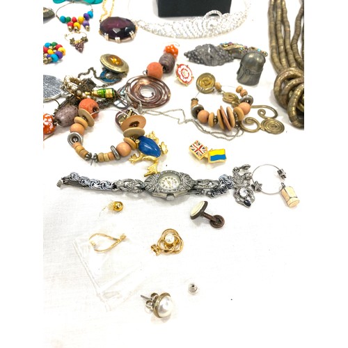 572 - Bag of assorted costume jewellery