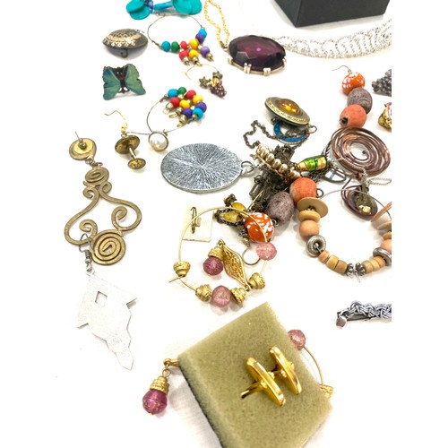 572 - Bag of assorted costume jewellery