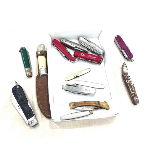 563 - Tray of vintage assorted pen knifes