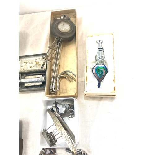 82 - Selection of vintage and later metal ware included darts, cigar, razors etc