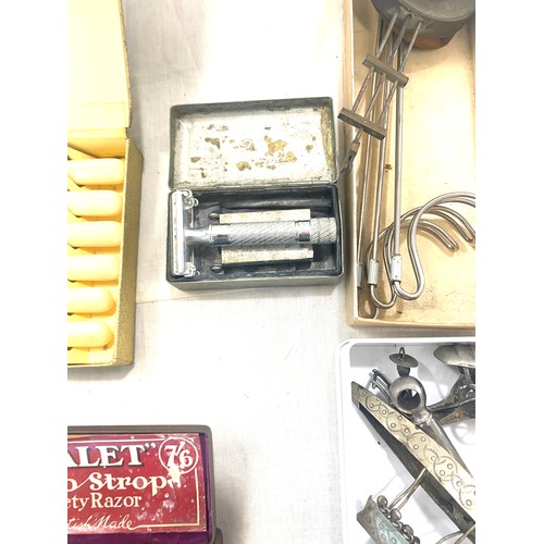 82 - Selection of vintage and later metal ware included darts, cigar, razors etc